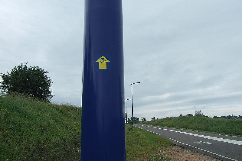 2010-06- (2).JPG - Hier finden wir plötzlich das Muschelzeichen für den Jakobsweg - doch der kommt aus dem Osten und führt nach Le Puy, wir kommen von Norden und gehen einen anderen Weg